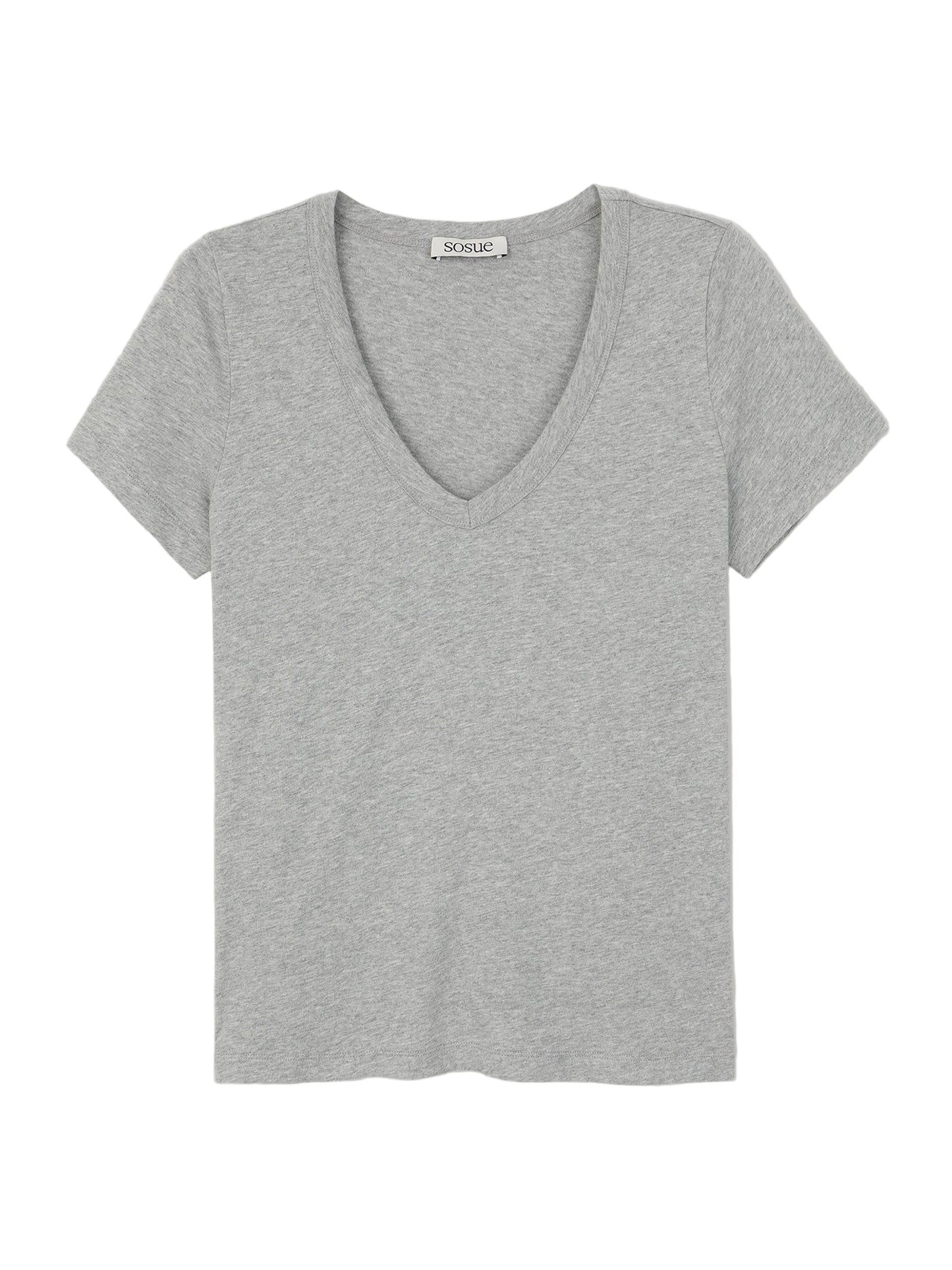 Das T-Shirt V-Neck grey Damen hat kurze Ärmel und ein schlichtes, einfaches Design ohne Muster oder Logos, mit Ausnahme eines kleinen Kragenetiketts, das flach auf weißem Hintergrund abgebildet ist.