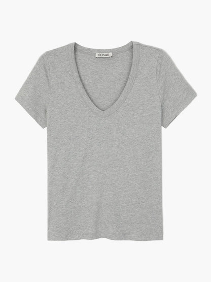 Ein graues T-Shirt mit V-Ausschnitt aus 100 % Baumwolle liegt flach auf einem weißen Hintergrund.