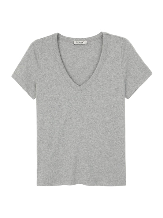 Das T-Shirt V-Neck grey Damen hat kurze Ärmel und ein schlichtes, einfaches Design ohne Muster oder Logos, mit Ausnahme eines kleinen Kragenetiketts, das flach auf weißem Hintergrund abgebildet ist.