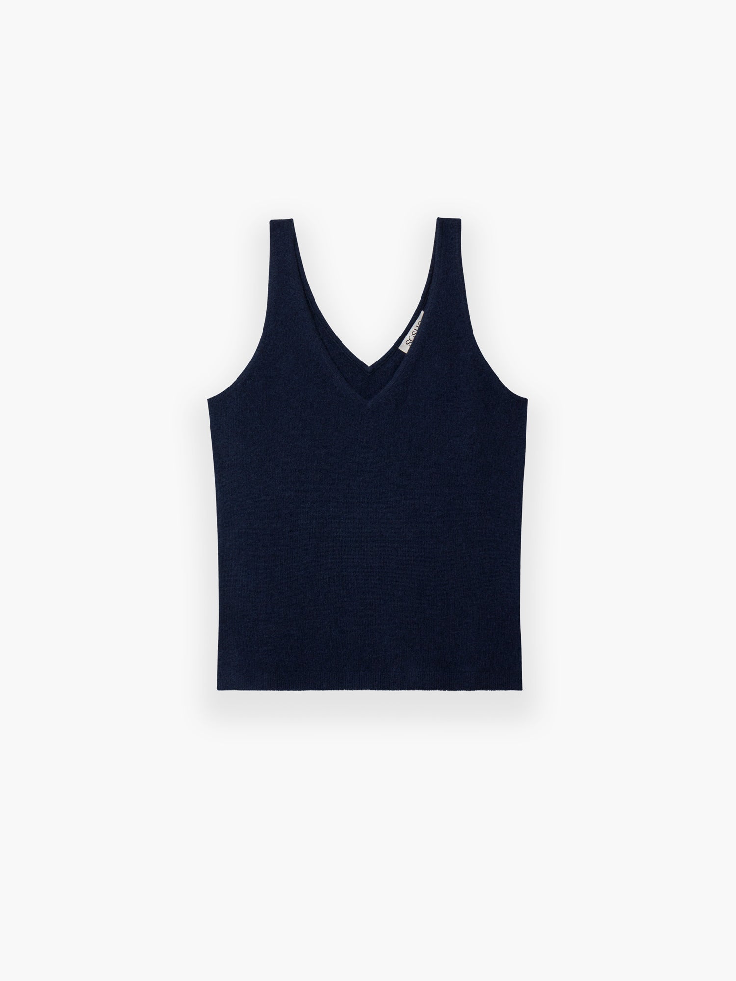 Das Tanktop Cashmere Navy ist auf einem weißen Hintergrund abgebildet. Dieses ärmellose Oberteil hat einen V-Ausschnitt, eine schlichte, taillierte Silhouette und eine leicht verkürzte Länge.