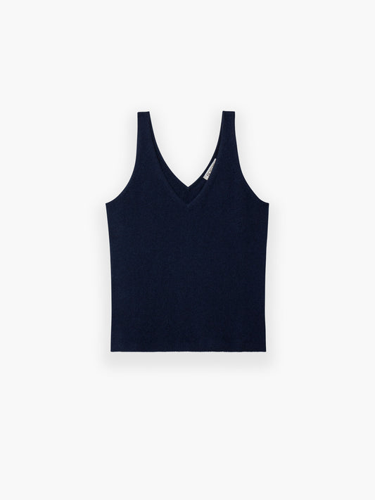 Das Tanktop Cashmere Navy ist auf einem weißen Hintergrund abgebildet. Dieses ärmellose Oberteil hat einen V-Ausschnitt, eine schlichte, taillierte Silhouette und eine leicht verkürzte Länge.