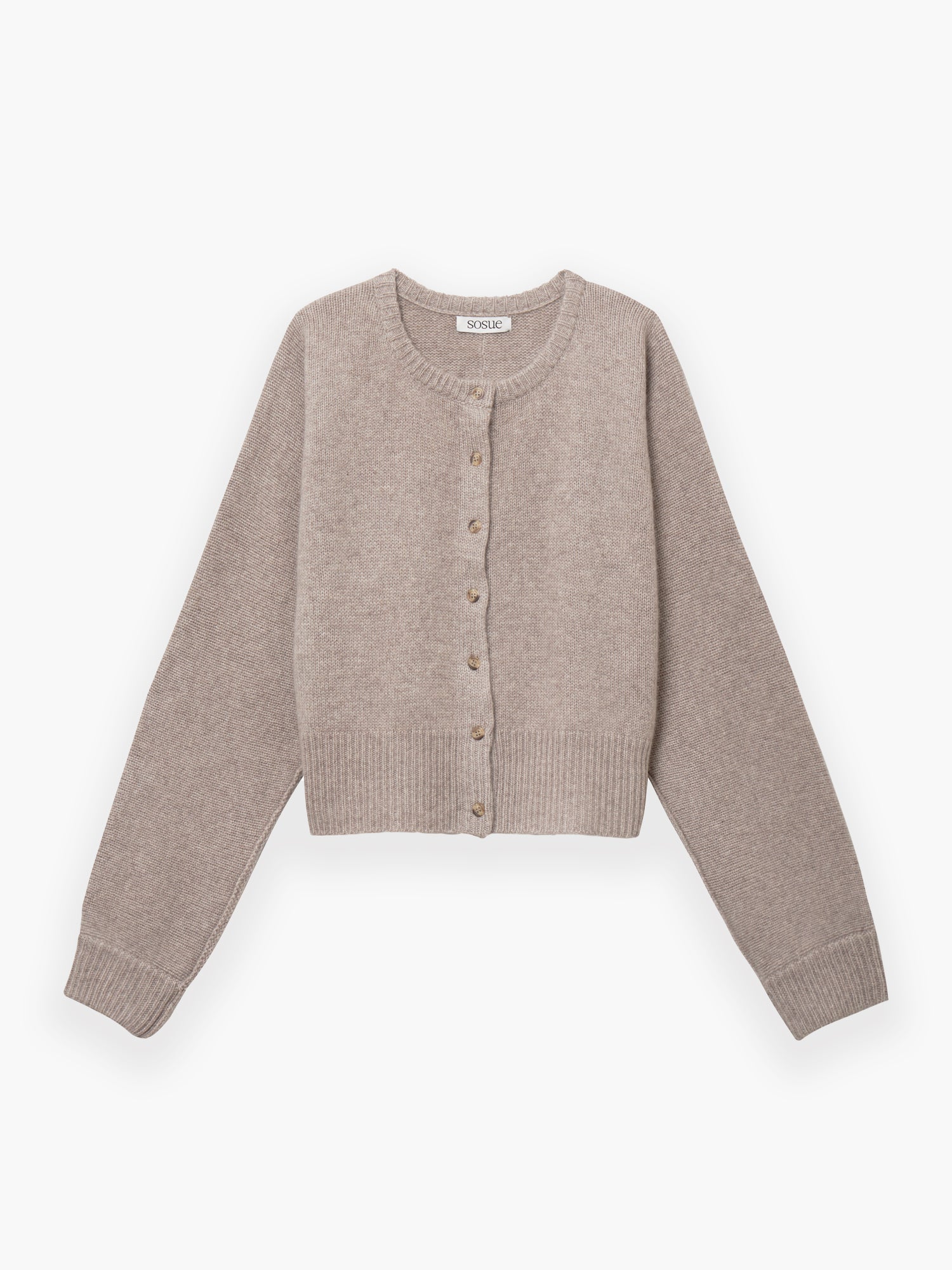 Die Jacke Cashmere Beige ist eine hellbeige, langärmelige, kurz geschnittene Strickjacke mit Rundhalsausschnitt und gerippten Bündchen und Saum, die flach auf weißem Grund liegt.