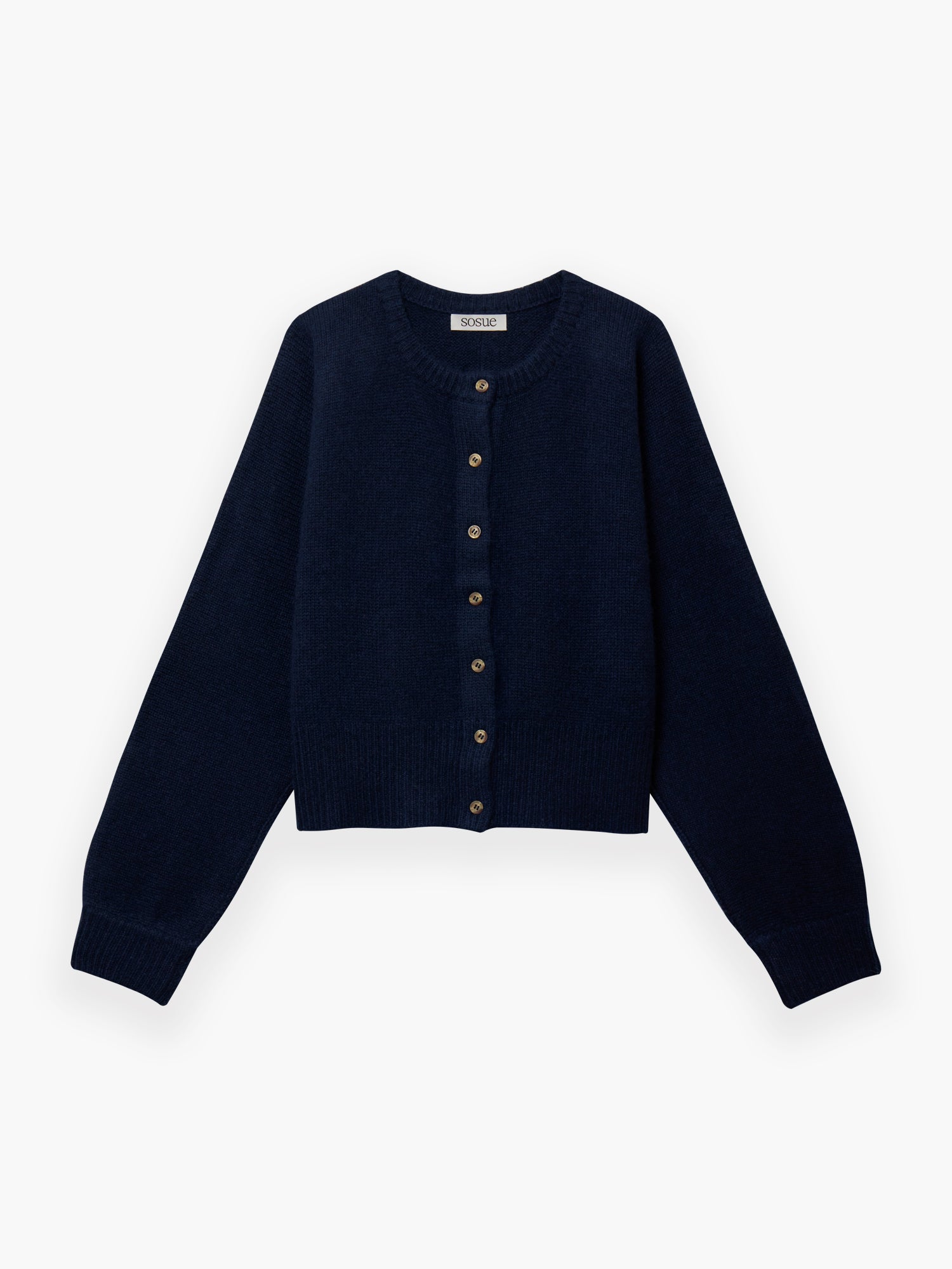 Die Jacke Cashmere Dark Blue ist eine klassische marineblaue, langärmelige Strickjacke für Damen mit Rundhalsausschnitt und Knöpfen auf der Vorderseite, die flach auf weißem Grund angebracht sind.