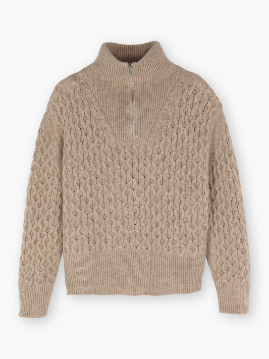 Der beigefarbene Troya Mia Print-Pullover mit langen Ärmeln, Zopfmuster, geripptem Stehkragen und halbem Reißverschluss auf der Vorderseite liegt flach auf einem weißen Hintergrund.