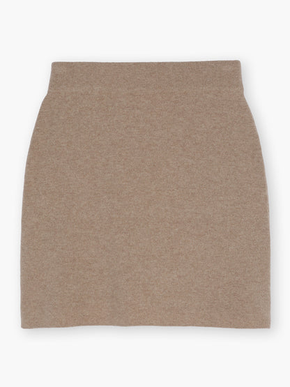 Der Rock Marino Mini Beige ist ein schlichter, hellbrauner Minirock für Damen mit hohem Bund, der flach auf weißem Grund abgebildet ist.