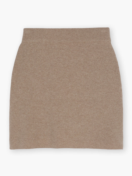 Der Rock Marino Mini Beige ist ein schlichter, hellbrauner Minirock für Damen mit hohem Bund, der flach auf weißem Grund abgebildet ist.