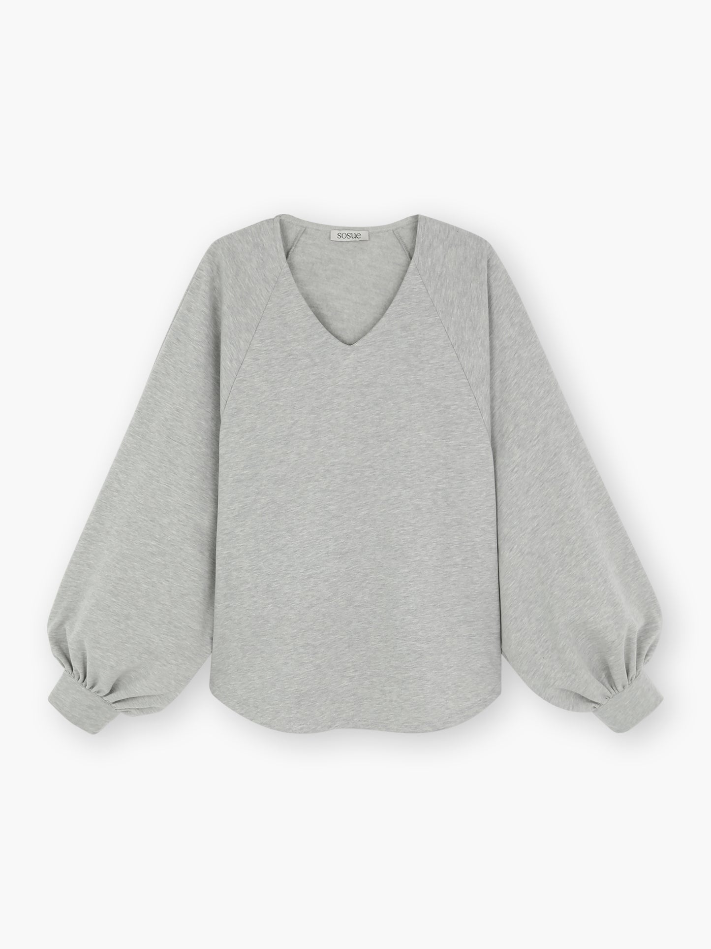 Das Sweatshirt Antonia Grey Mélange hat einen hellgrauen Farbton, einen V-Ausschnitt und lockere Ballonärmel, die an den Handgelenken gerafft sind, in einem einfachen Oversize-Schnitt. Das schlichte Design wird flach auf weißem Grund präsentiert.