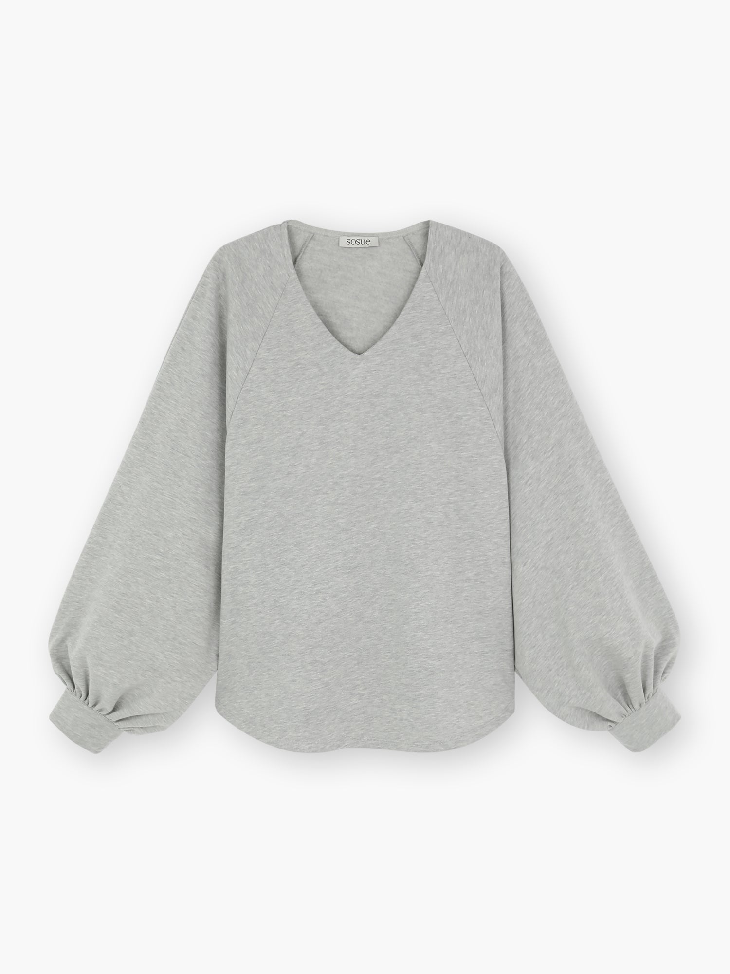 Das Sweatshirt Antonia Grey Mélange hat einen hellgrauen Farbton, einen V-Ausschnitt und lockere Ballonärmel, die an den Handgelenken gerafft sind, in einem einfachen Oversize-Schnitt. Das schlichte Design wird flach auf weißem Grund präsentiert.