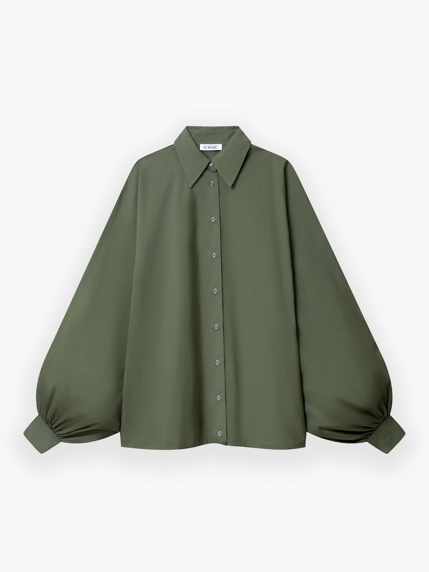 Die Antonia Cotton Olive ist eine locker sitzende, langärmelige Bluse aus olivgrüner Baumwolle mit spitzem Kragen und Puffärmeln, die an den Manschetten geschlossen werden. Sie ist flach auf weißem Grund abgebildet.