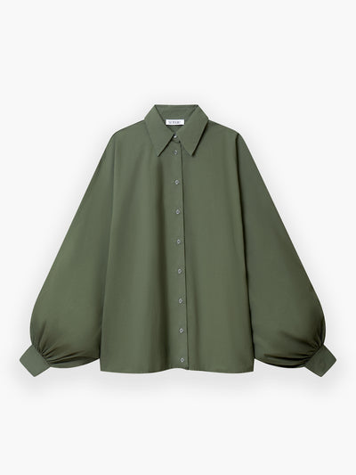 Die Bluse „Antonia Olive“ aus Baumwolle ist eine locker sitzende, langärmelige Bluse mit Knopfleiste, Kragen und extrabreiten, ballonartigen Ärmeln, die an den Handgelenken gerafft sind; sie ist aus weicher, olivfarbener Baumwolle gefertigt und bietet eine bequeme Einheitsgröße.