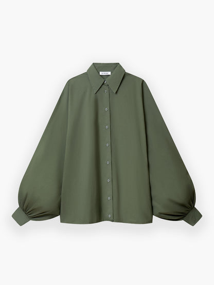 Die Bluse „Antonia Olive“ aus Baumwolle ist eine locker sitzende, langärmelige Bluse mit Knopfleiste, Kragen und extrabreiten, ballonartigen Ärmeln, die an den Handgelenken gerafft sind; sie ist aus weicher, olivfarbener Baumwolle gefertigt und bietet eine bequeme Einheitsgröße.