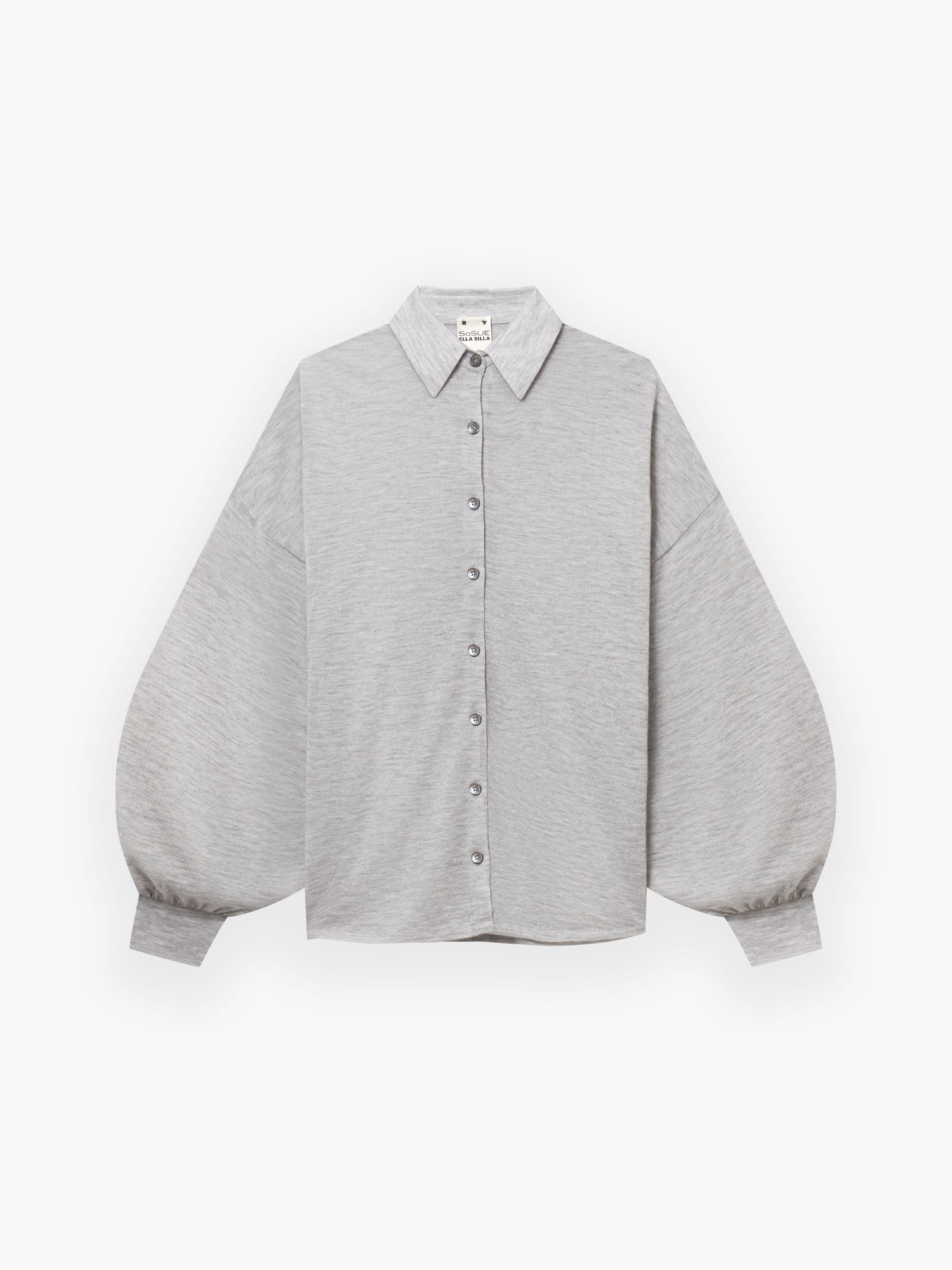 Die Bluse Antonia Cashmere Light Grey One Size von Ella Silla x SOSUE überzeugt mit spitzem Kragen und voluminösen Ärmeln - luxuriöse Eleganz in Kaschmir, stilvoll inszeniert auf schlichtem Weiß.