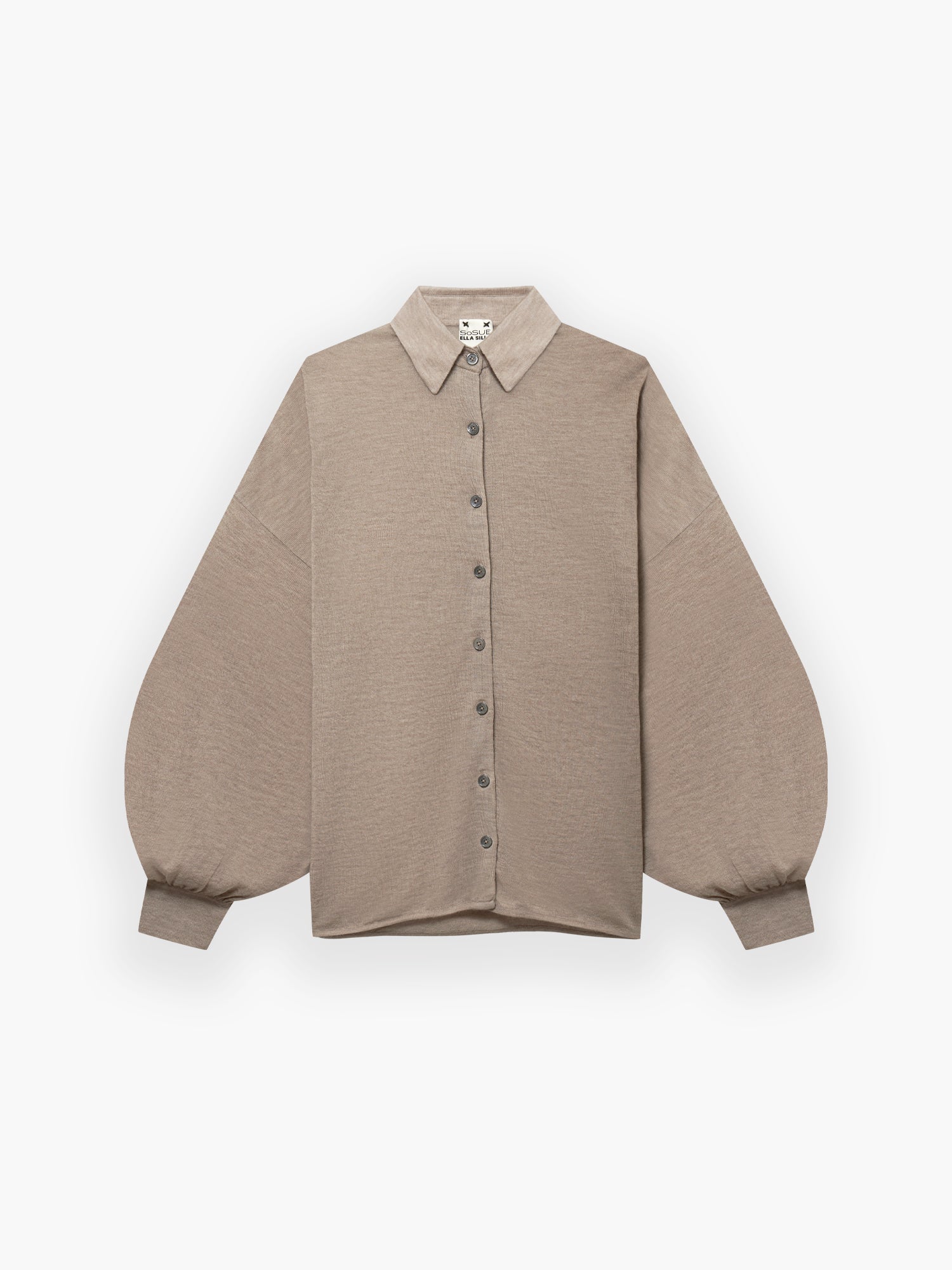 Das Bluse Antonia Cashmere Taupe One Size von Ella Silla x SOSUE ist ein beigefarbenes Button-up-Hemd mit spitzem Kragen, langen, voluminösen Ärmeln, geknöpften Manschetten und lockerer Passform aus 100% Kaschmir auf weißem Grund.