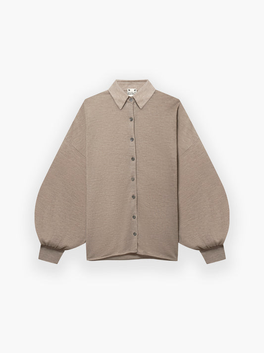 Das Bluse Antonia Cashmere Taupe One Size von Ella Silla x SOSUE ist ein beigefarbenes Button-up-Hemd mit spitzem Kragen, langen, voluminösen Ärmeln, geknöpften Manschetten und lockerer Passform aus 100% Kaschmir auf weißem Grund.