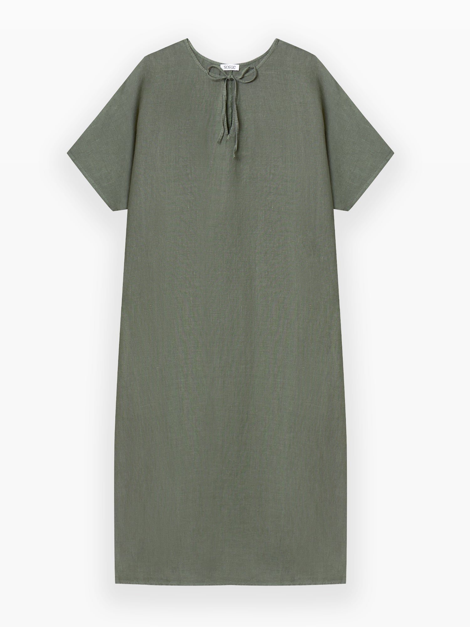 Das Kleid Kaftan Leinen Olive ist ein nachhaltig produziertes, locker sitzendes Leinenkleid für Frauen in Olivgrün mit kurzen Ärmeln, rundem Halsausschnitt und einer kleinen Schleife im Nacken, abgebildet auf weißem Hintergrund.