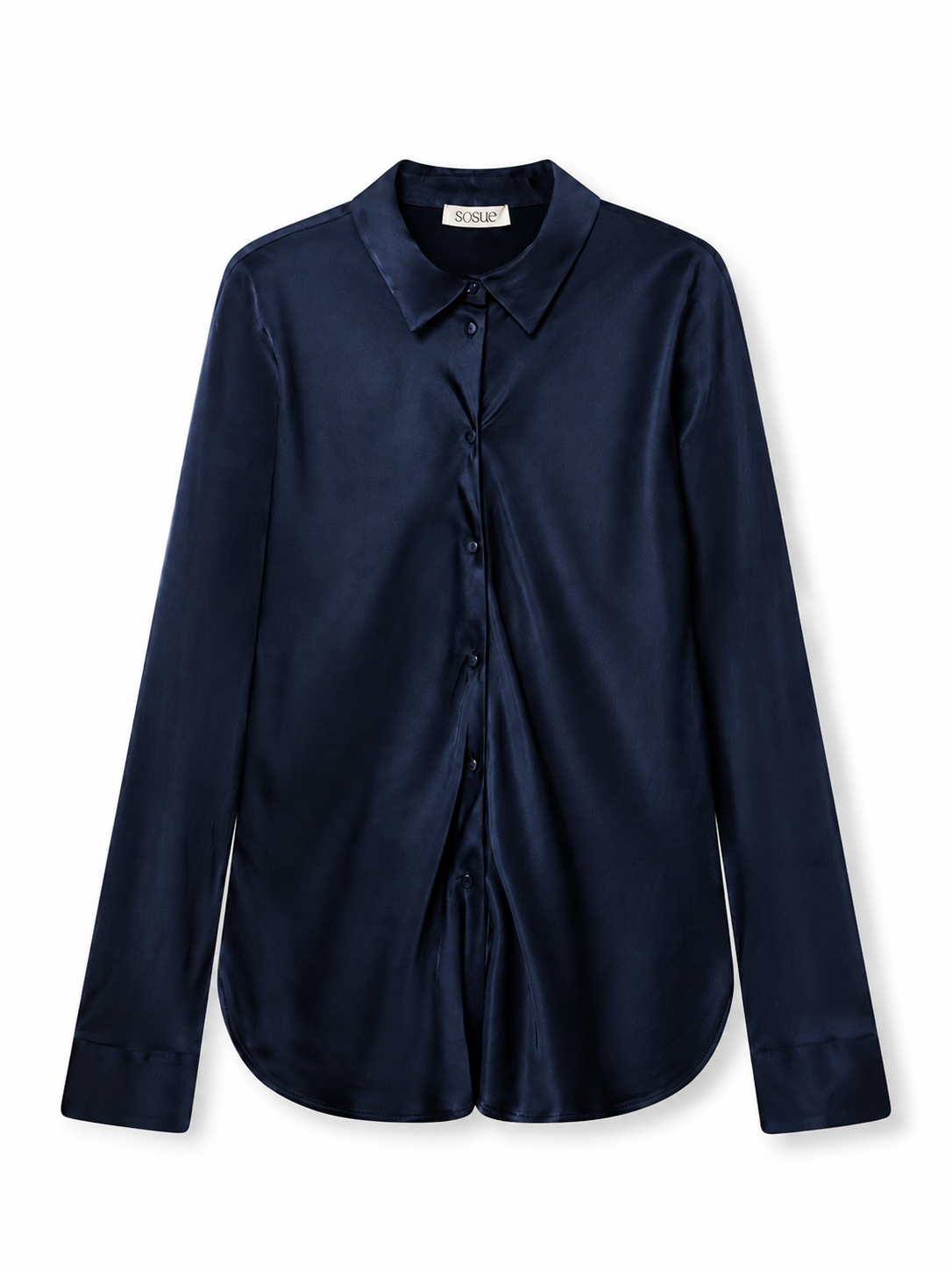 Die langärmelige Bluse „Kaia Dunkelblau“ aus dunkelblauer Seide mit Kragen und Knopfleiste vorne ist eine wunderschön fließende Bluse, die in Portugal hergestellt wurde und hier vor weißem Hintergrund präsentiert wird.