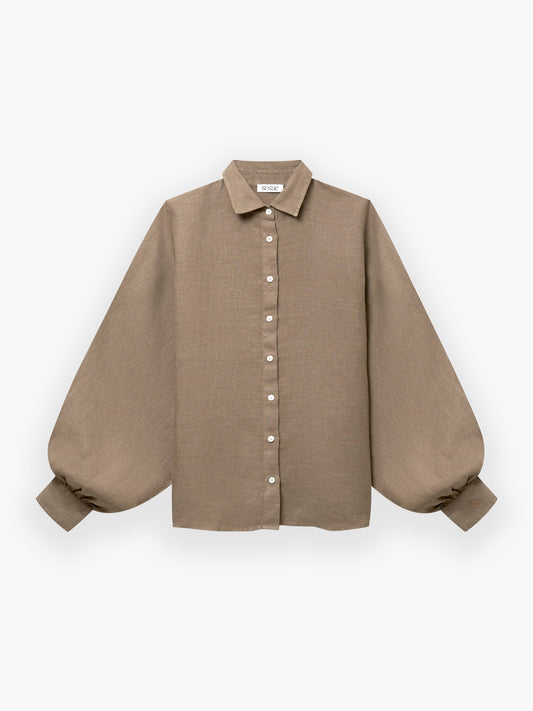 Die Bluse Antonia Slim Linen Soft Brown ist eine hellbraune Leinenbluse mit langen Ballonärmeln, spitzem Kragen, geknöpften Manschetten und übergroßer Passform, abgebildet auf einem schlichten weißen Hintergrund.