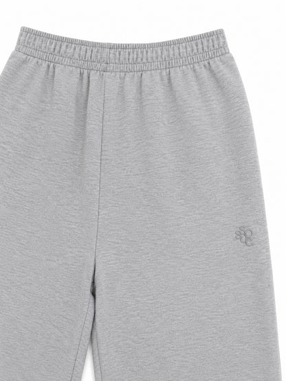 Wir präsentieren die Jogger-Hose: In Portugal aus weichem, hellgrauem Fleece gefertigt, mit einem elastischen Bund und einem dezenten, gestickten Logo in der Nähe der linken Tasche. Diese Oversize-Jogginghose verbindet modernen Stil mit hochwertiger Verarbeitung und eignet sich somit perfekt sowohl für den Freizeit- als auch für den Sportbereich.