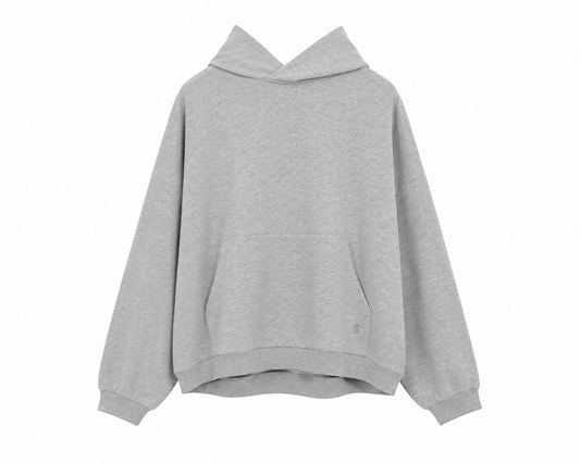 Der „Grauer Oversized Hoodie“, der in Portugal aus weichem Fleece hergestellt wird, ist ein einfarbiger, hellgrauer Hoodie mit langen Ärmeln, einer Kängurutasche vorne sowie gerippten Bündchen und Saum, dargestellt auf weißem Hintergrund.