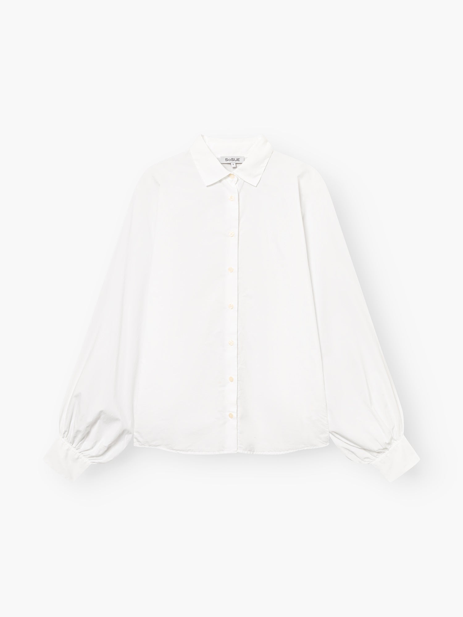 Bluse Antonia White: ein zeitloses, weißes, langärmeliges Button-up mit klassischem Kragen und lockeren, gerafften Ärmeln in One Size, abgebildet auf einem einfarbig weißen Hintergrund.