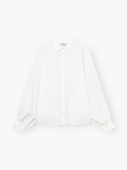Bluse Antonia White: ein zeitloses, weißes, langärmeliges Button-up mit klassischem Kragen und lockeren, gerafften Ärmeln in One Size, abgebildet auf einem einfarbig weißen Hintergrund.