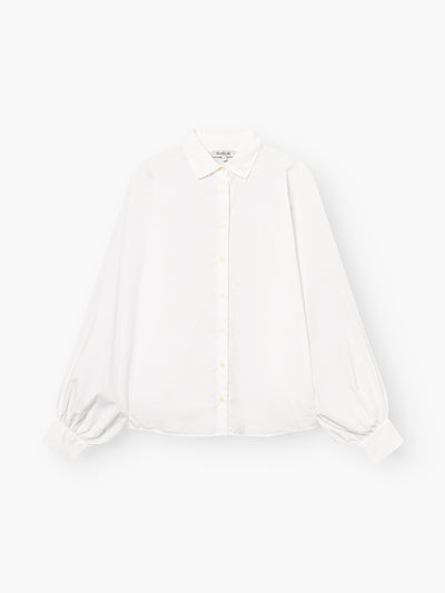 Die Antonia Slim White, eine portugiesische Bluse für Damen, hat einen Kragen, weite Ärmel mit breiten Manschetten und ist auf einem schlichten weißen Hintergrund zu sehen.