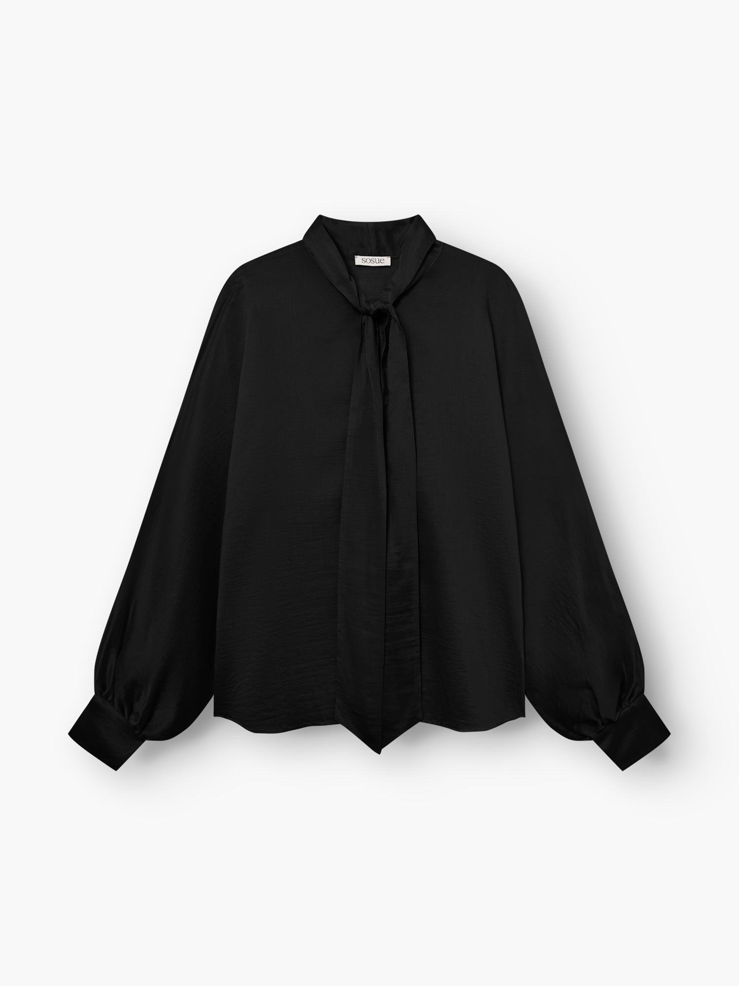 Die Antonia Bow Black ist eine schwarze Bluse aus Lyocell mit weitem Schnitt, langen Ärmeln und markanten Manschetten. Hoher Kragen und langes Bindeband sorgen für einen eleganten Look vor weißem Hintergrund.