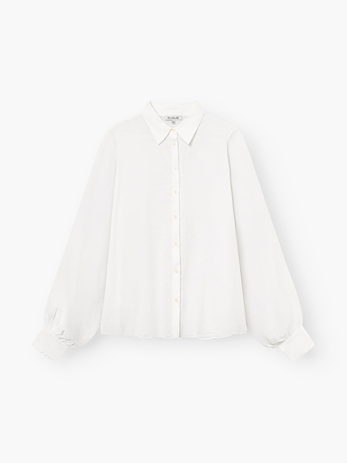 Die Antonia Linen White ist eine weiße Leinenbluse mit klassischem Kragen, Knopfleiste und leicht gepufften, an den Manschetten gerafften Ärmeln; präsentiert als One Size vor schlichtem weißen Hintergrund.