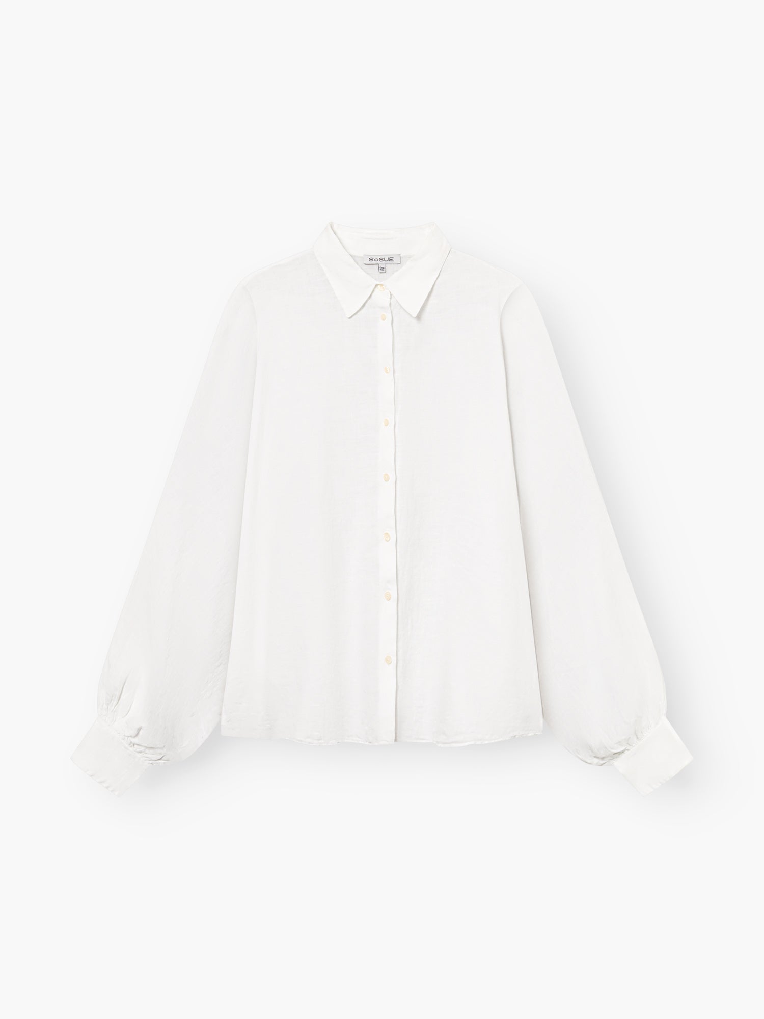 Die Antonia Linen White ist eine weiße Leinenbluse mit klassischem Kragen, Knopfleiste und leicht gepufften, an den Manschetten gerafften Ärmeln; präsentiert als One Size vor schlichtem weißen Hintergrund.