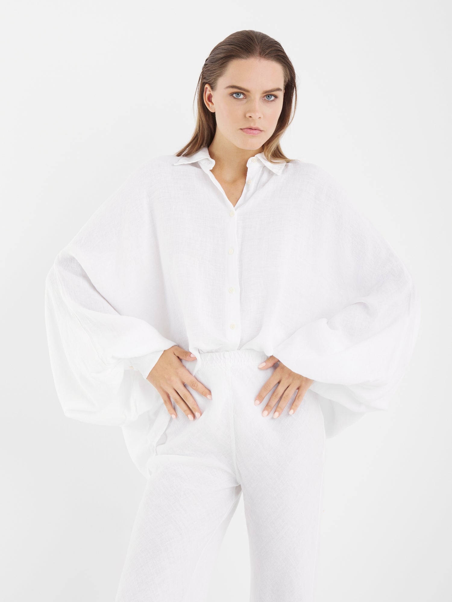 Mit der eleganten weißen Leinenbluse in Einheitsgröße Antonia Linen White strahlt eine Frau mühelos Stil aus und verleiht ihrem Outfit zeitlosen Charme.