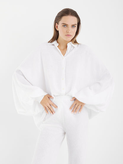 Mit der eleganten weißen Leinenbluse in Einheitsgröße Antonia Linen White strahlt eine Frau mühelos Stil aus und verleiht ihrem Outfit zeitlosen Charme.
