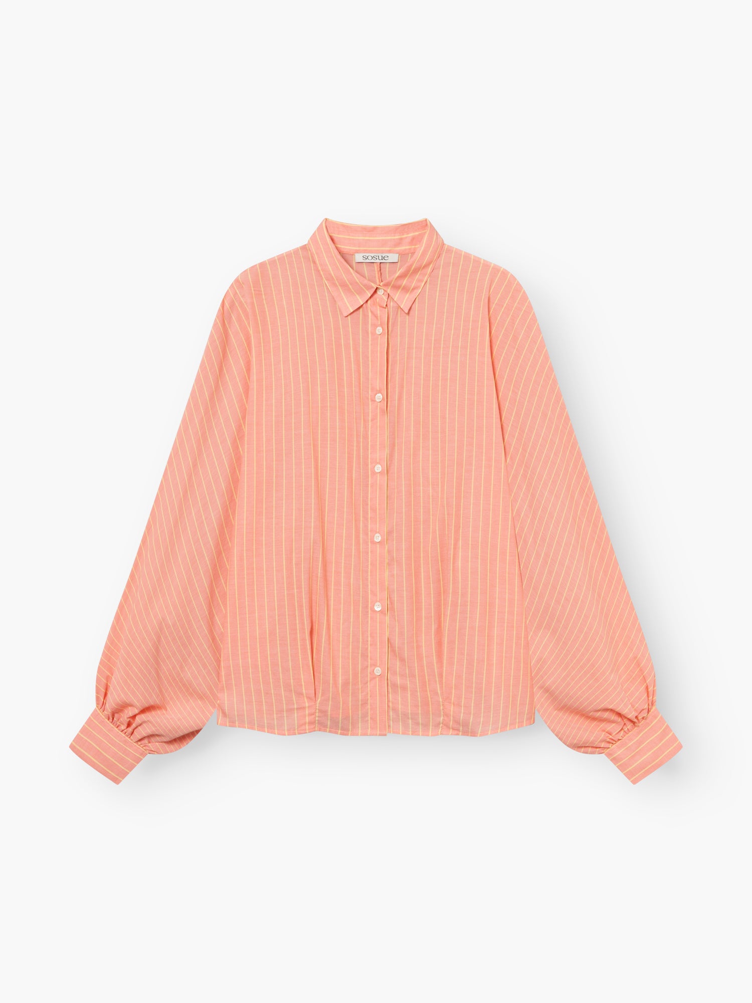 Das Antonia Short Coral Stripes ist ein pfirsichfarbenes, langärmeliges Button-up-Hemd mit dünnen weißen Längsstreifen, einem Kragen und Ballonärmeln mit geknöpften Manschetten auf weißem Grund.