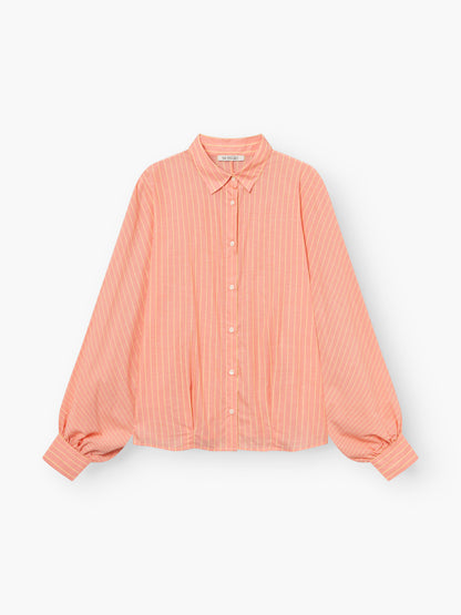 Das Antonia Short Coral Stripes ist ein pfirsichfarbenes, langärmeliges Button-up-Hemd mit dünnen weißen Längsstreifen, einem Kragen und Ballonärmeln mit geknöpften Manschetten auf weißem Grund.