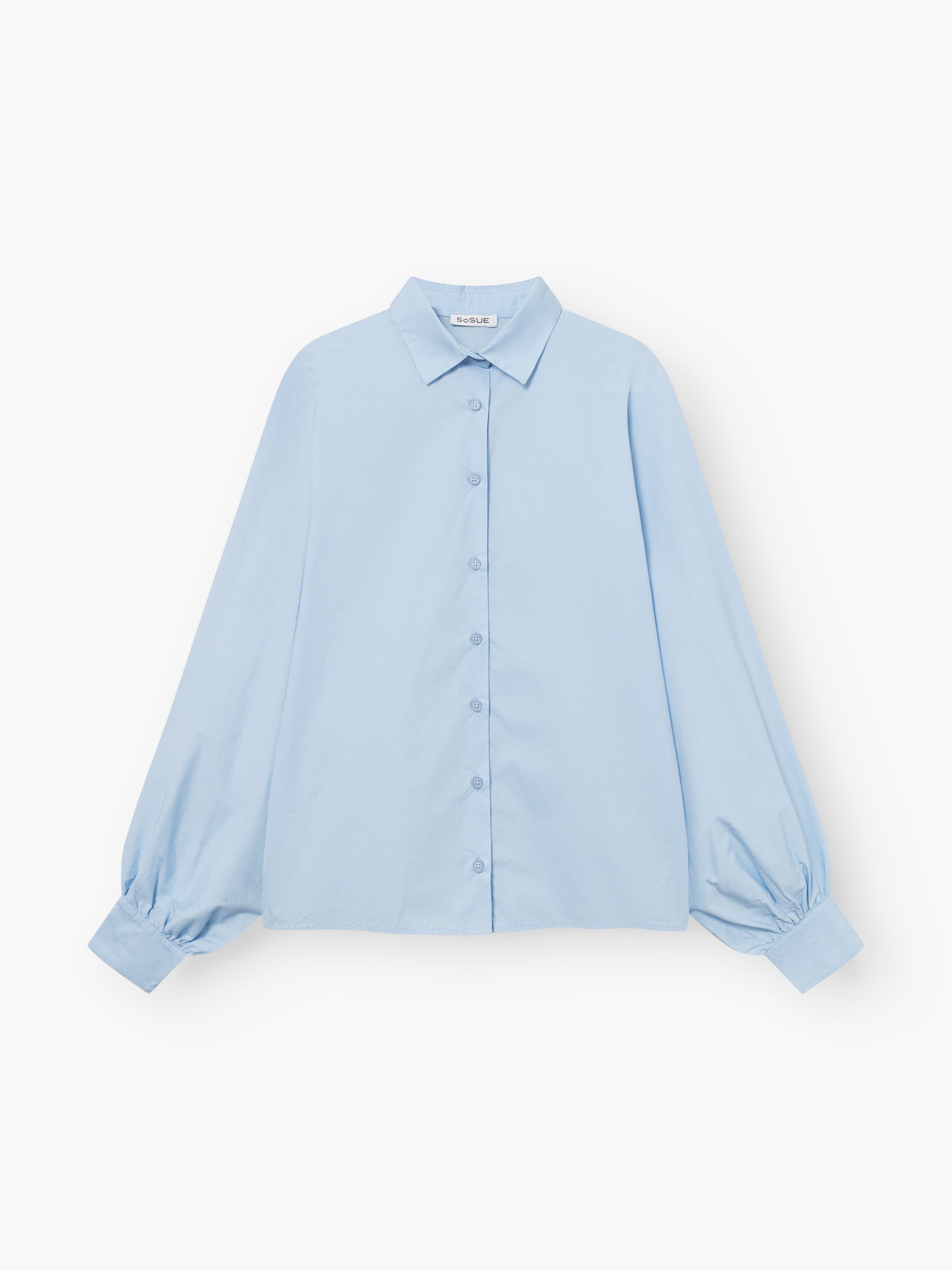 Die Bluse Antonia Slim Light Blue ist eine langärmelige Button-up-Bluse mit spitzem Kragen und lockeren, weiten Ärmeln, die auf einem einfarbig weißen Hintergrund gezeigt wird.
