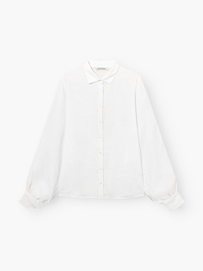 Das Bluse Antonia Slim Linen White ist ein langärmeliges Button-up-Hemd mit klassischem Kragen und lockeren Ärmeln mit Manschetten, das sich vor einem schlichten weißen Hintergrund präsentiert.