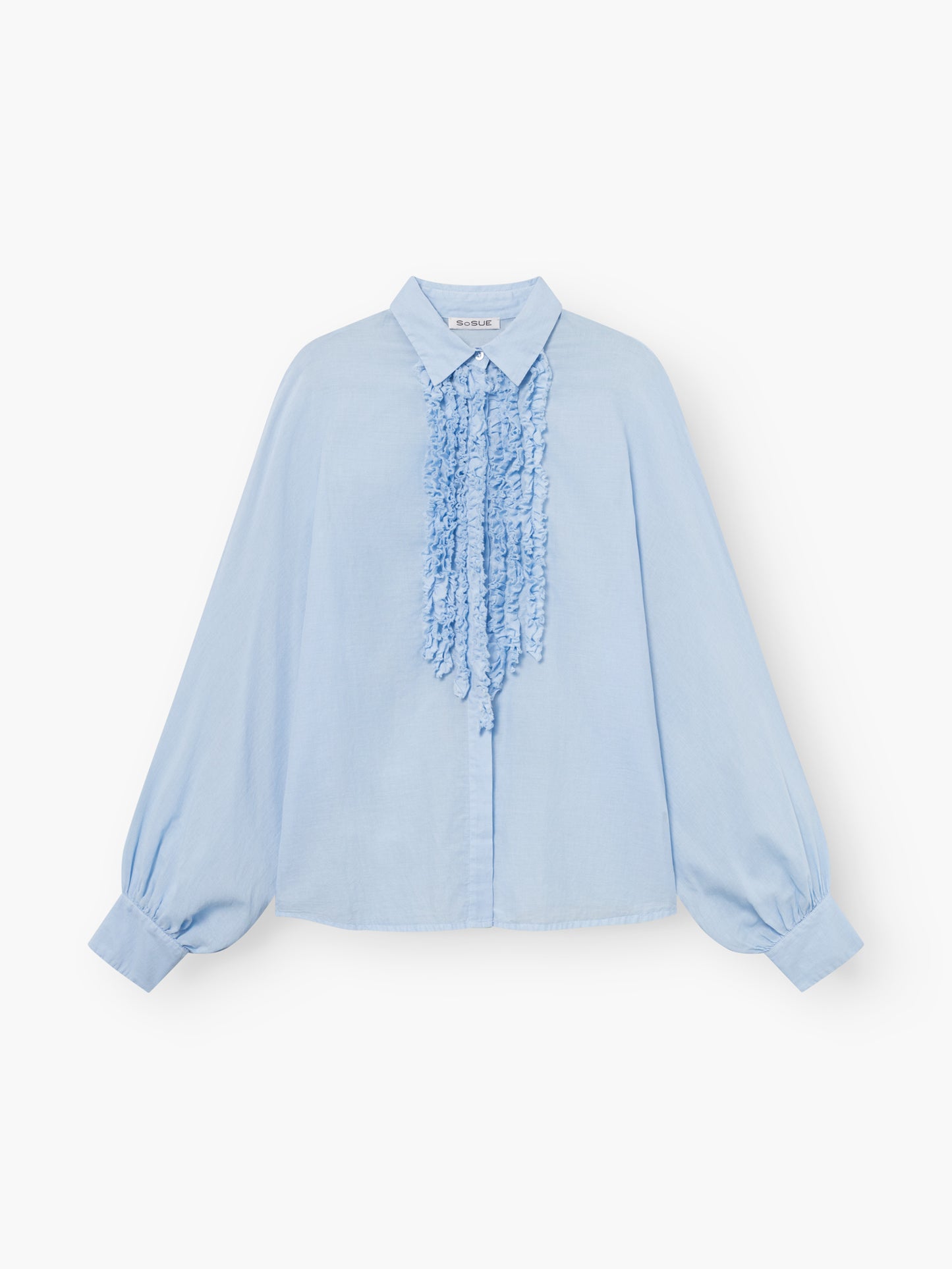 Die Antonia Slim Ruffle Light Blue ist eine locker sitzende, langärmelige Bluse mit Puffärmeln, spitzem Kragen, geknöpften Manschetten und dekorativen Rüschen vorne.