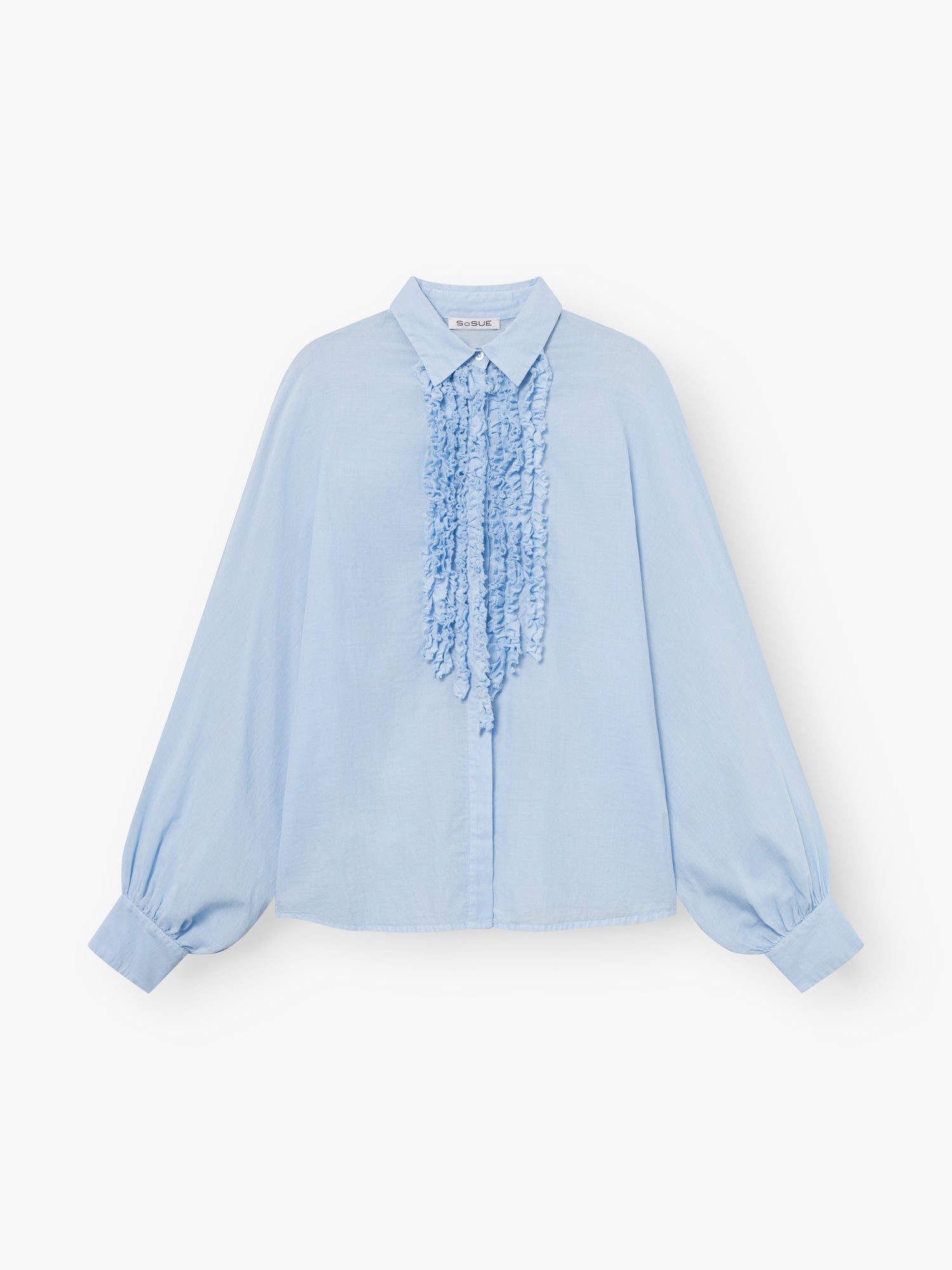 Die Antonia Slim Ruffle Light Blue ist eine locker sitzende, langärmelige Bluse mit Puffärmeln, spitzem Kragen, geknöpften Manschetten und dekorativen Rüschen vorne.