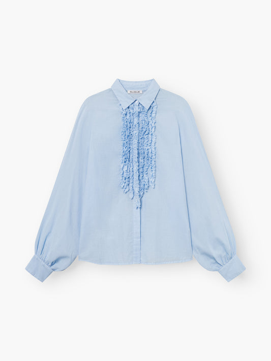 Die Antonia Slim Ruffle Light Blue ist eine locker sitzende, langärmelige Bluse mit Puffärmeln, spitzem Kragen, geknöpften Manschetten und dekorativen Rüschen vorne.