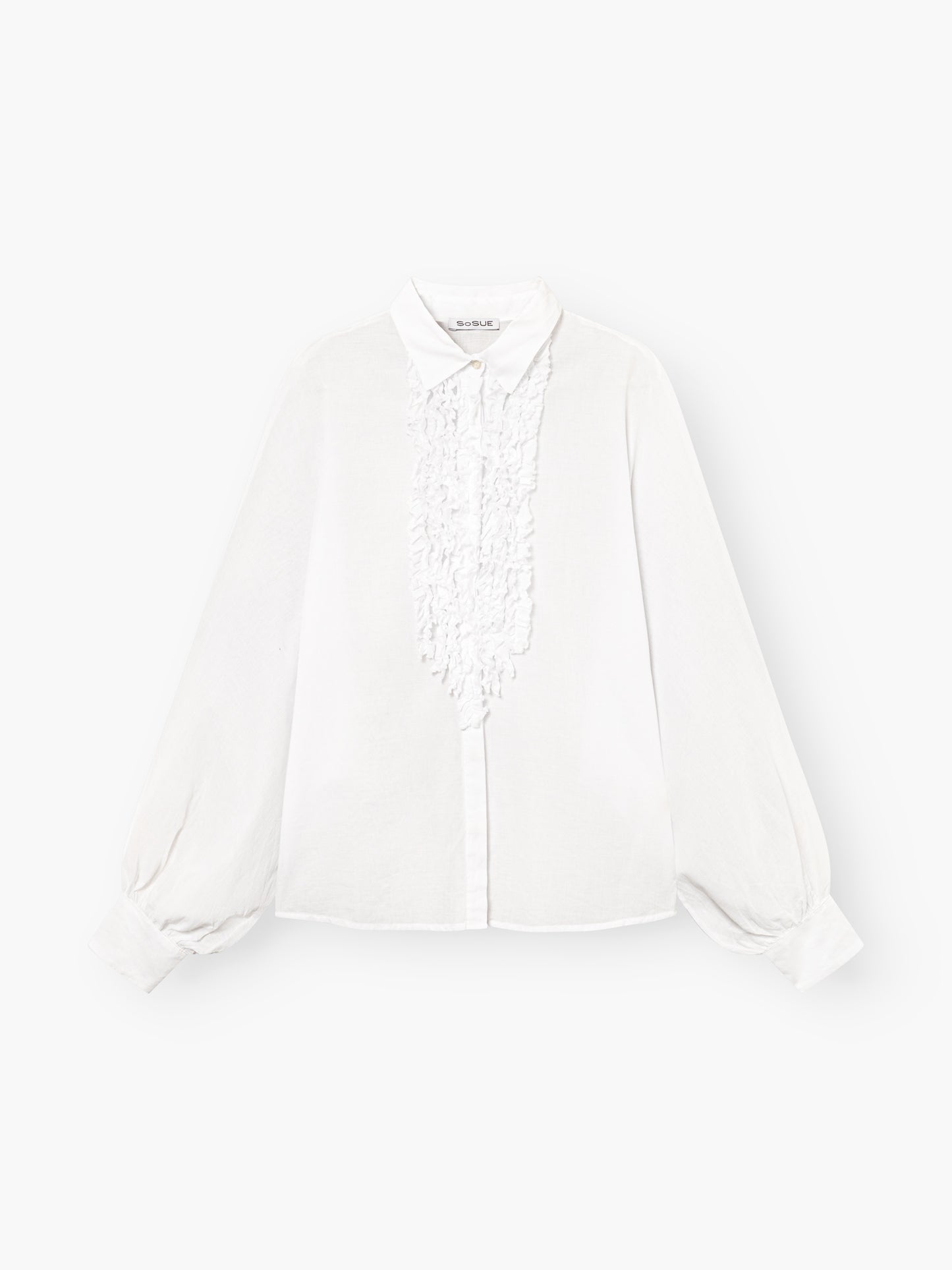 Die Antonia Slim Ruffle White ist eine weiße, langärmelige Bluse mit Kragen, Knopfleiste, Puffärmeln und Rüschendetails in der Mitte.