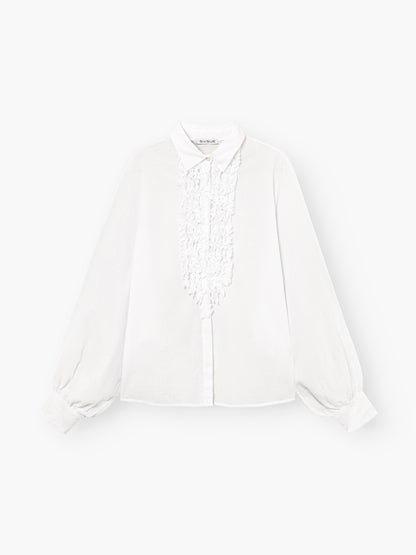 Die Antonia Slim Ruffle White ist eine weiße, langärmelige Bluse mit Kragen, Knopfleiste, Puffärmeln und Rüschendetails in der Mitte.