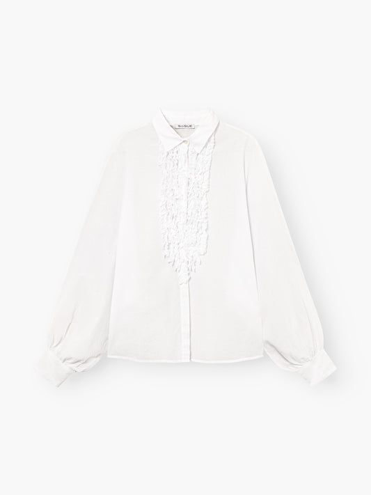 Die Antonia Slim Ruffle White ist eine weiße, langärmelige Bluse mit Kragen, Knopfleiste, Puffärmeln und Rüschendetails in der Mitte.