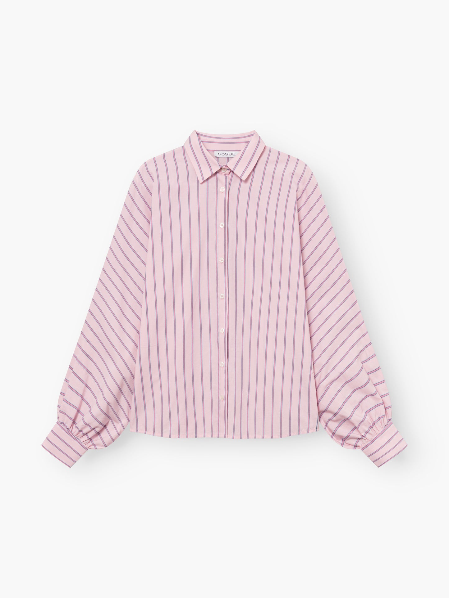 Das Antonia Slim Stripes Rose ist ein rosa Button-down-Hemd mit vertikalen lila Streifen, klassischem Kragen, breiten Manschetten, langen Ärmeln, lockerer Passform und leicht gepufften Ärmeln.