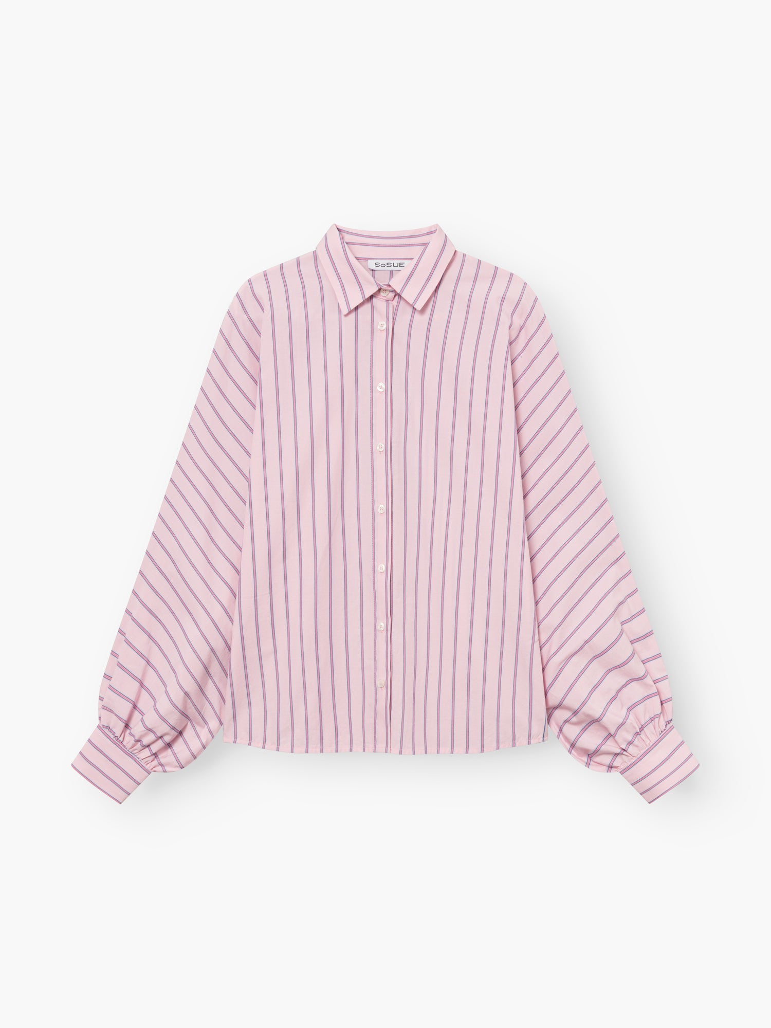 Das Bluse Antonia Slim Rose Stripes ist ein hellrosa, langärmeliges Button-up-Hemd mit vertikalen, dunkelrosa Streifen, klassischem Kragen, breiten, gerafften Manschetten und entspannter One-Size-Passform.
