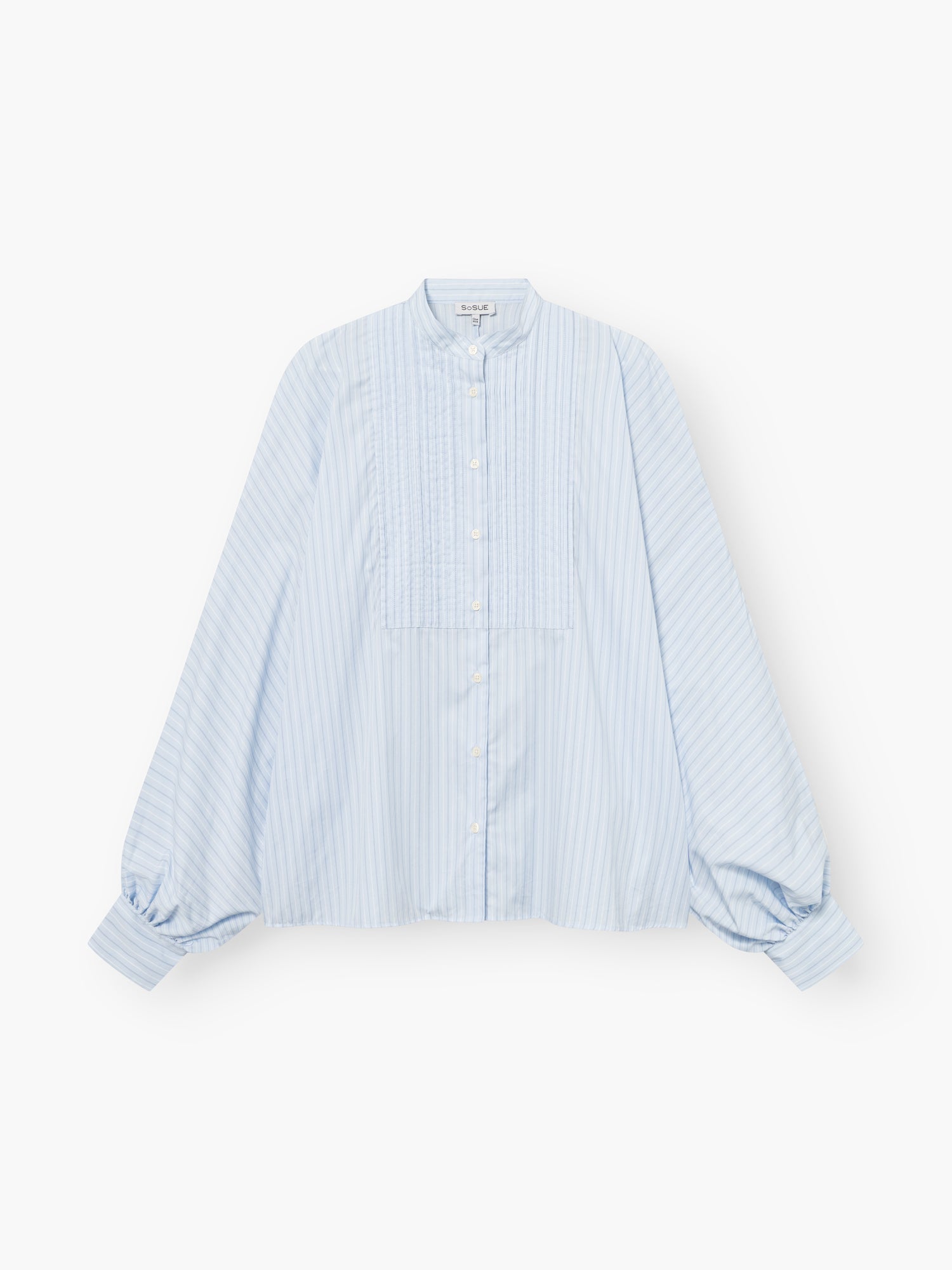 Die Bluse Antonia Smoking Blue Stripes hat hellblaue und weiße Streifen, lange Puffärmel, einen hohen Kragen, Falten im Smoking-Stil und eine geknöpfte Vorderseite, die auf weißem Hintergrund gezeigt wird.