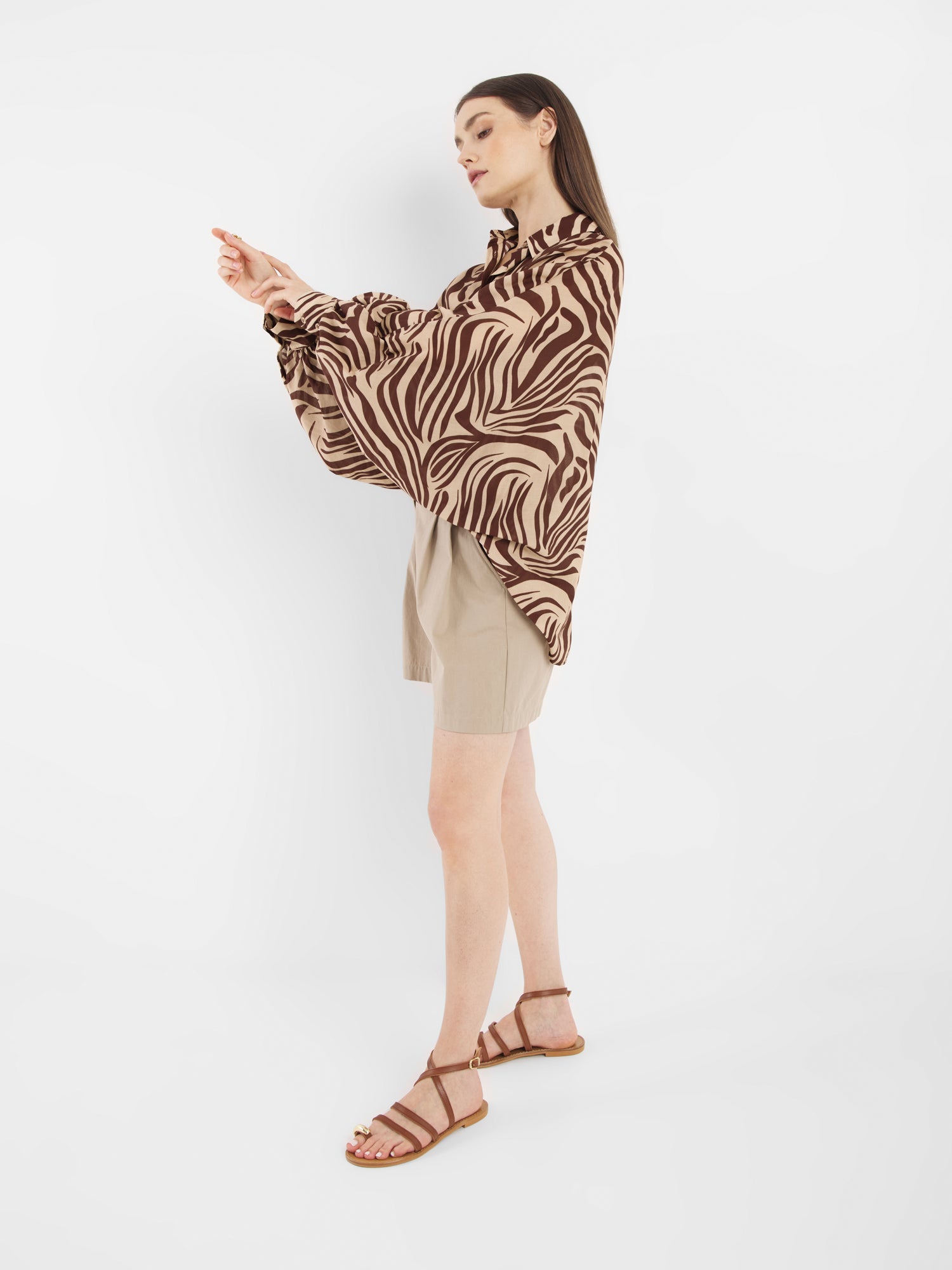 Eine Frau trägt die Bluse Antonia Voile Zebra Brown, made in Italy.
