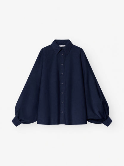 Die Bluse „Antonia“ aus Baumwolle in Marineblau (Einheitsgröße) ist eine elegante, marineblaue Bluse mit Knopfleiste, Kragen und weiten, voluminösen Ärmeln, gefertigt aus weicher Baumwolle. Diese stilvolle Bluse wird vor weißem Hintergrund präsentiert und ist in einer figurschmeichelnden Einheitsgröße erhältlich.