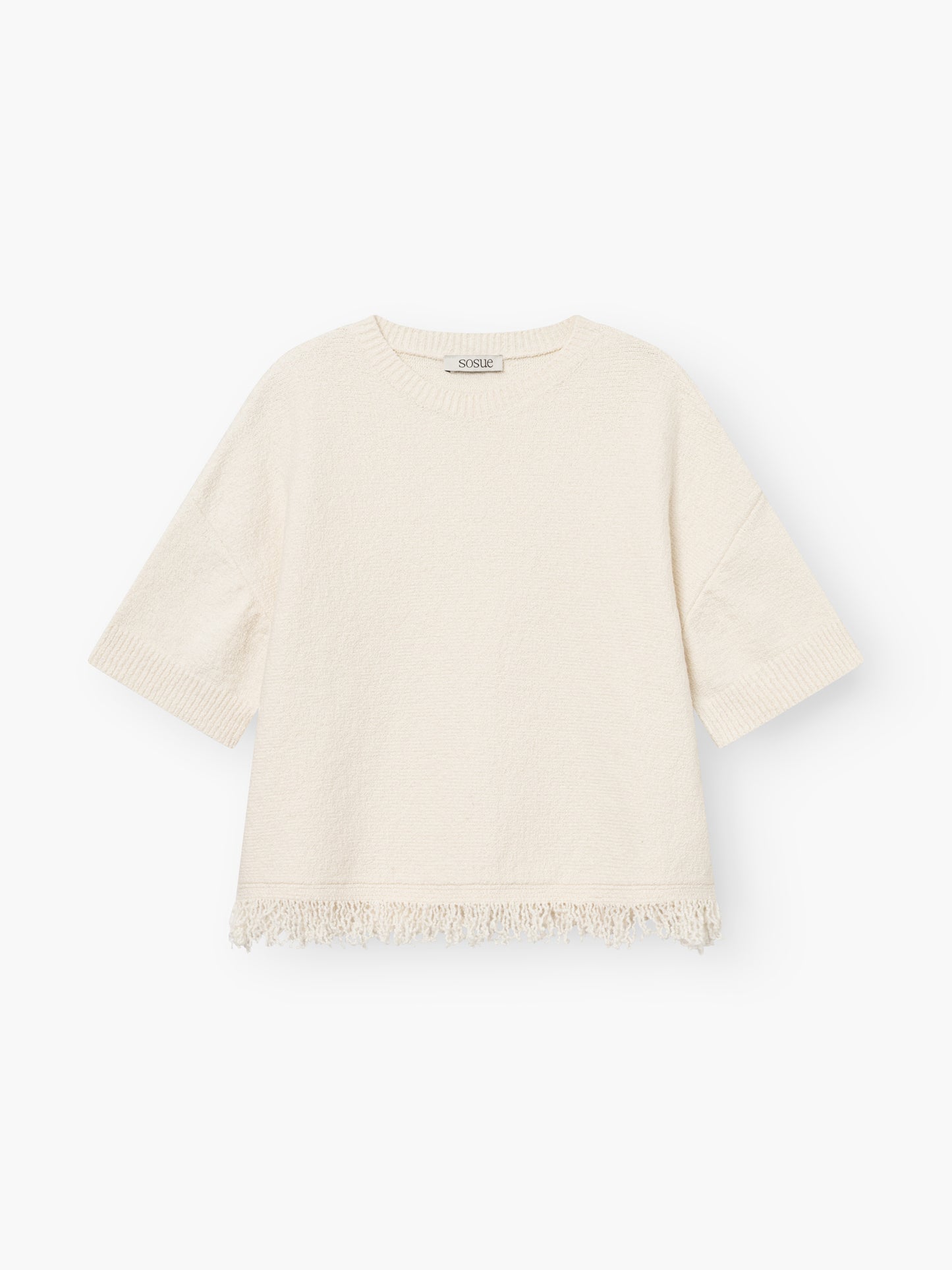 Das Aurora Fringe Panna ist ein cremefarbenes Strickshirt Damen aus einem weichen Bio-Baumwoll-Mix mit kurzen Ärmeln, Rundhalsausschnitt und Fransen am Saum - ein ideales Sommer-Top, hier auf weißem Grund.