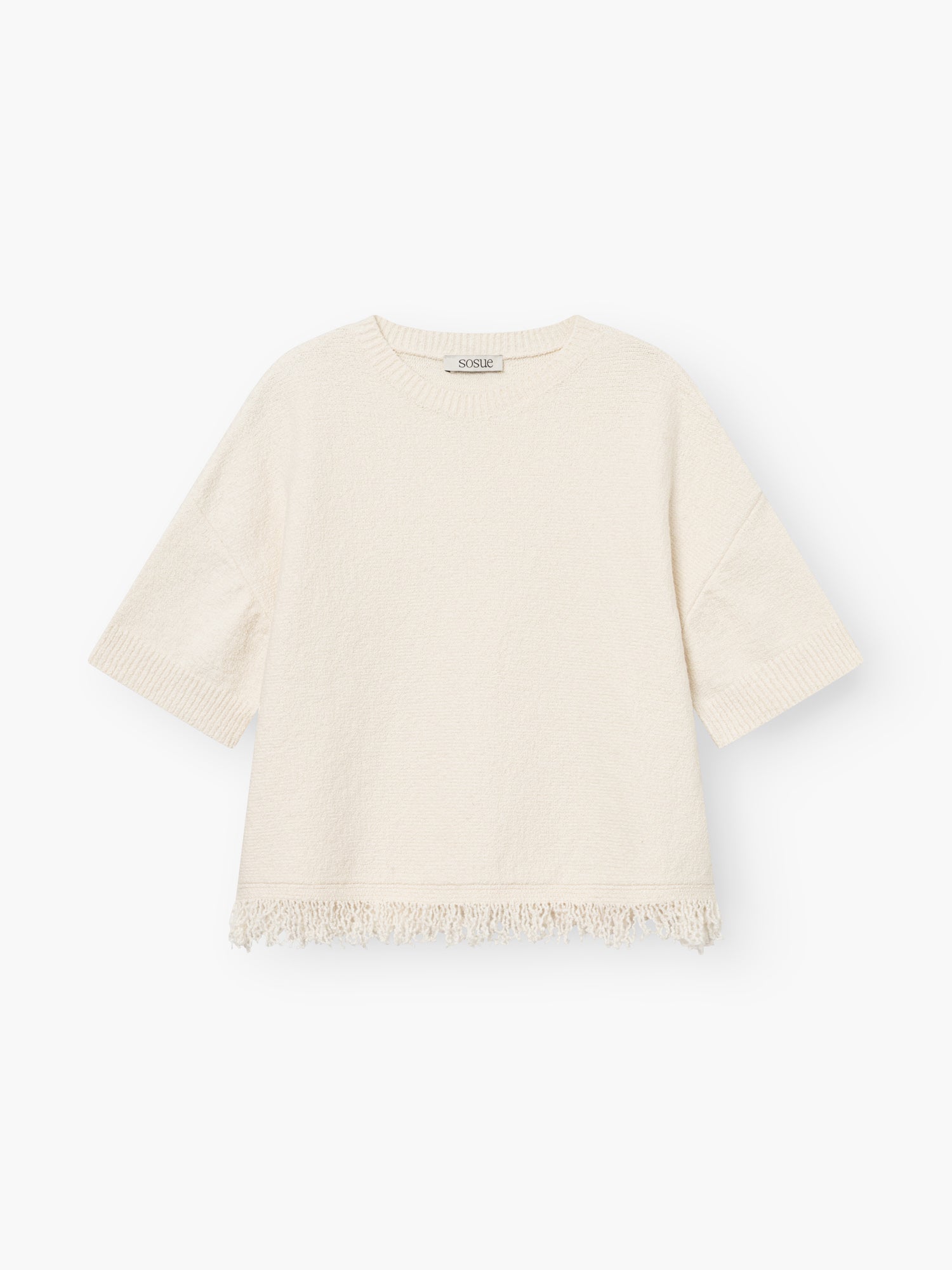 Das Aurora Fringe Panna ist ein cremefarbenes Strickshirt Damen aus einem weichen Bio-Baumwoll-Mix mit kurzen Ärmeln, Rundhalsausschnitt und Fransen am Saum - ein ideales Sommer-Top, hier auf weißem Grund.