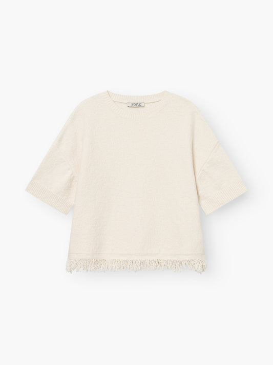 Das Aurora Fringe Panna ist ein cremefarbenes Strickshirt Damen aus einem weichen Bio-Baumwoll-Mix mit kurzen Ärmeln, Rundhalsausschnitt und Fransen am Saum - ein ideales Sommer-Top, hier auf weißem Grund.