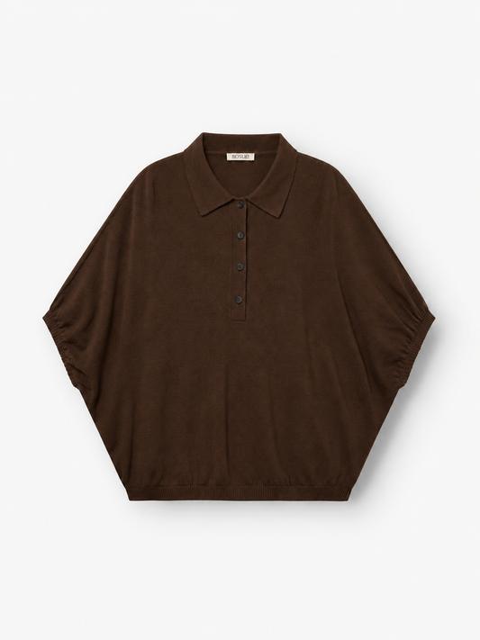 Ein brauner „Cowboy Polo“-Strickpullover mit kurzen Ärmeln, lockerer Passform, Kragen und Knöpfen vorne ist aus einer feinen Merinowolle-Kaschmir-Mischung gefertigt und wird vor einem weißen Hintergrund präsentiert.